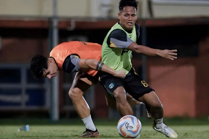 Pelatih Persebaya Ingin Liga 1 Kembali Bergulir April