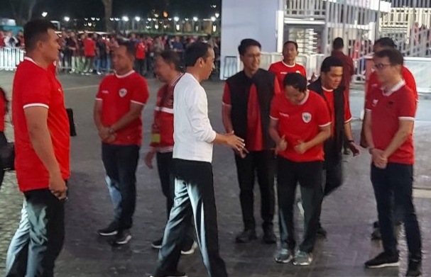 Presiden Jokowi dan Para Menteri Saksikan Laga Indonesia vs Vietnam di Gelora Bung Karno